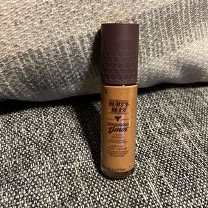 NWT Burt’s Bees Walnut Goodness Glow Liquid Makeup